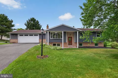 807 Lancelot Ave, Mechanicsburg, PA 17055