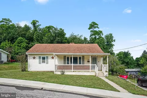 18 Holly St, Mount Holly Springs, PA 17065