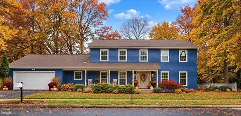 470 Woodcrest Dr, Mechanicsburg, PA 17050