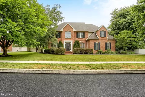 1302 King Arthur Dr, Mechanicsburg, PA 17050