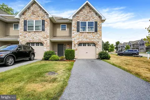 349 Melbourne Ln, Mechanicsburg, PA 17055