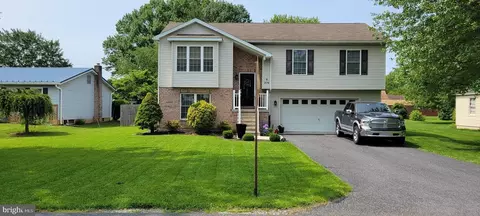 904 Nixon Dr, Mechanicsburg, PA 17055