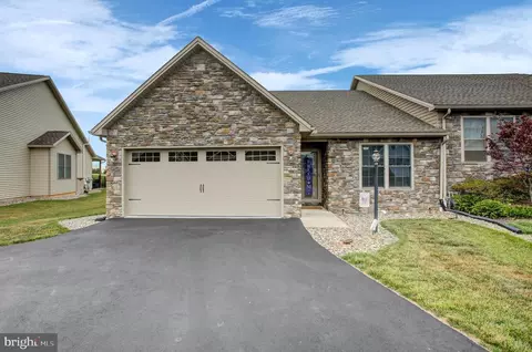 253 Pin Oak Ln, Shippensburg, PA 17257