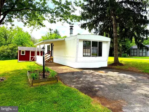 6 Magnolia Ln, Carlisle, PA 17015