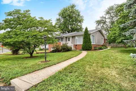 800 Redwood Dr, Carlisle, PA 17013
