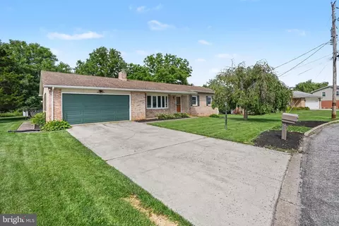 909 Spring Cir, Mechanicsburg, PA 17055