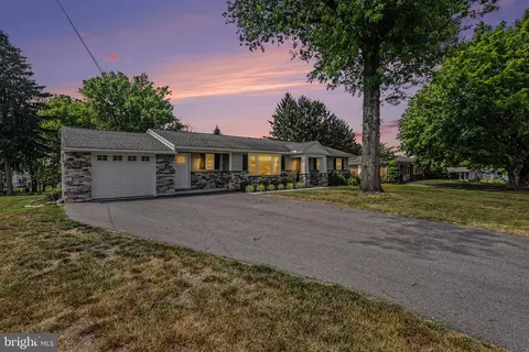 8 Longview Dr, Mechanicsburg, PA 17050