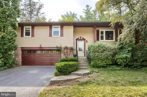 517 Lamp Post Ln, Camp Hill, PA 17011
