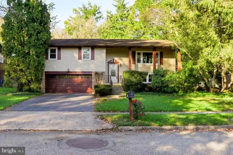 517 Lamp Post Ln, Camp Hill, PA 17011