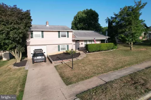 19 W Shore Dr, Camp Hill, PA 17011