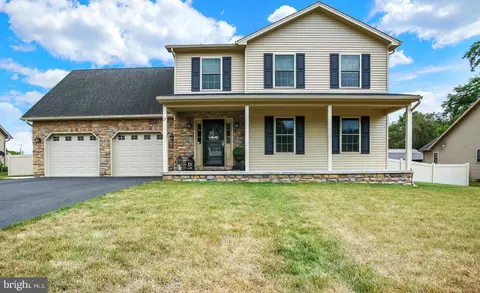 17 Pennsboro Dr, Enola, PA 17025