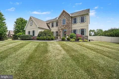 2 Ridge Dr, Carlisle, PA 17015