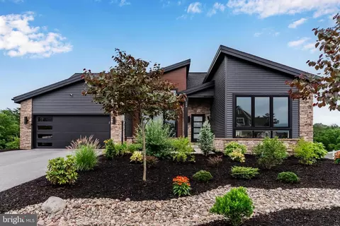 126 S Mountain Dr, Carlisle, PA 17013