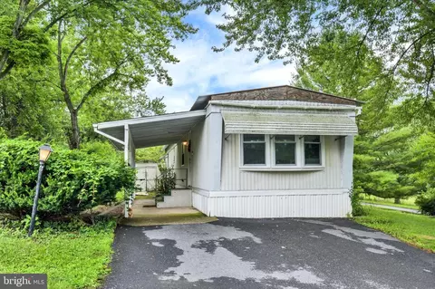 6 Buttonwood Ln, Carlisle, PA 17015