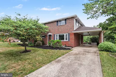 4 Patricia Dr, Enola, PA 17025