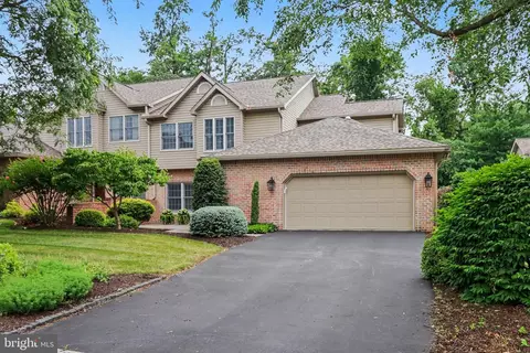 12 Crain Cir, Lemoyne, PA 17043