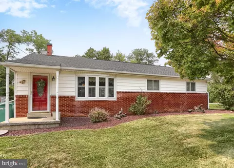 17 Dulles Dr W, Camp Hill, PA 17011