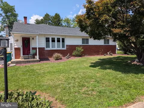 17 Dulles Dr W, Camp Hill, PA 17011