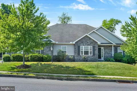 807 Genevieve Dr, Mechanicsburg, PA 17055