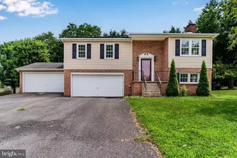 2210 Douglas Dr, Carlisle, PA 17013