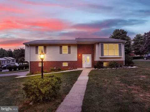 61 Sheraton Dr, Carlisle, PA 17013