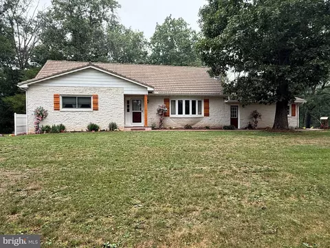 11 Wagner Dr, Mechanicsburg, PA 17050