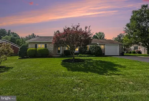 224 Avon Dr, Carlisle, PA 17013