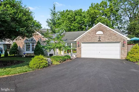 39 Greenspring Dr, Mechanicsburg, PA 17050