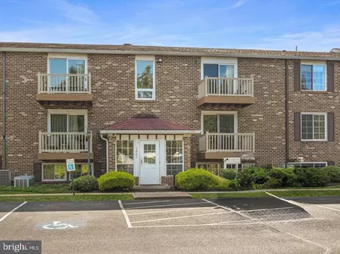 1001 Nanroc Dr #12, Mechanicsburg, PA 17055