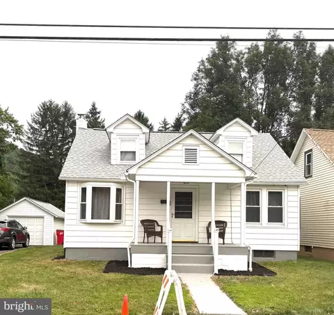 28 E Pine St, Mount Holly Springs, PA 17065