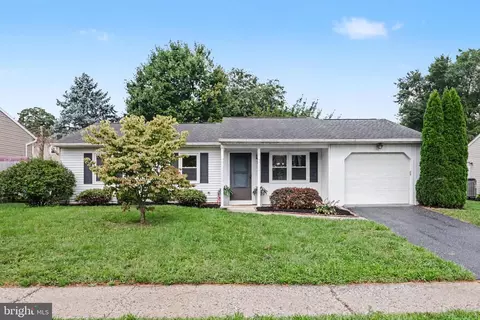 7 Kingswood Dr, Mechanicsburg, PA 17055