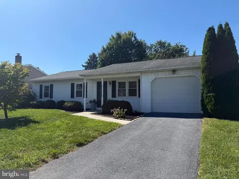 7 Kingswood Dr, Mechanicsburg, PA 17055