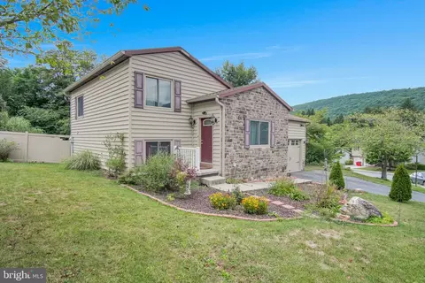 16 Yankee Dr, Mount Holly Springs, PA 17065