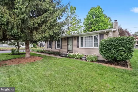 6 Arnold St, Boiling Springs, PA 17007