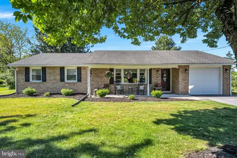 152 W Middlesex Dr, Carlisle, PA 17013