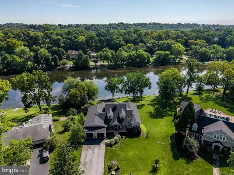 6 Creekside Ln, Camp Hill, PA 17011