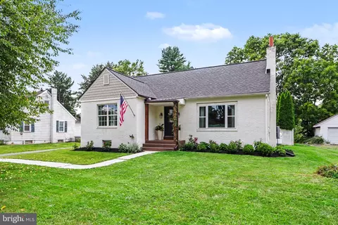 18 Sinclair Rd, Mechanicsburg, PA 17055
