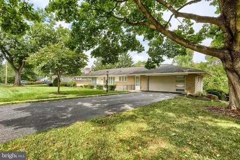 19 Eastgate Dr, Camp Hill, PA 17011