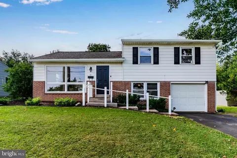 102 E Woodland Dr, Mechanicsburg, PA 17055