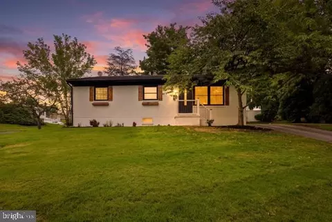 861 W Foxcroft Dr, Camp Hill, PA 17011