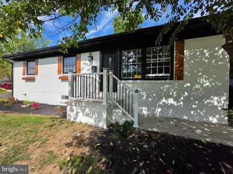 861 W Foxcroft Dr, Camp Hill, PA 17011