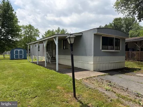 8 Redwood Ln, Carlisle, PA 17015