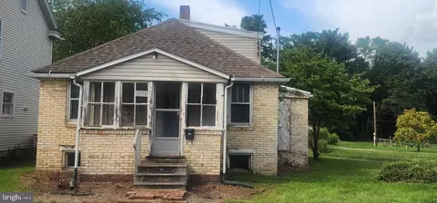 33 E Pine St, Mount Holly Springs, PA 17065