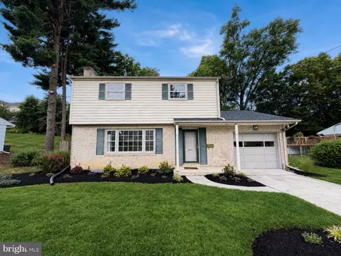 904 W Foxcroft Dr, Camp Hill, PA 17011