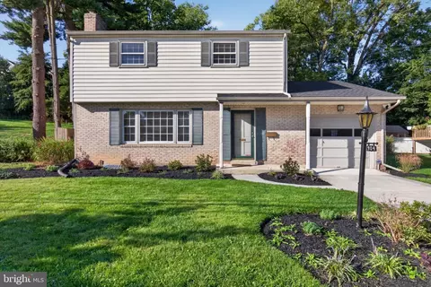 904 W Foxcroft Dr, Camp Hill, PA 17011