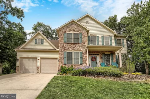 235 Pine Creek Dr, Carlisle, PA 17013