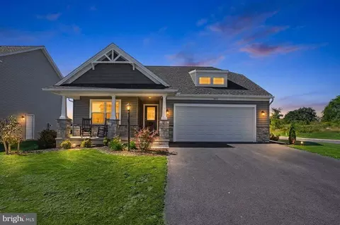 806 Greenwich Ln, Shippensburg, PA 17257