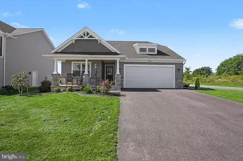 806 Greenwich Ln, Shippensburg, PA 17257