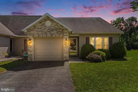 107 Touchstone Dr, Carlisle, PA 17015