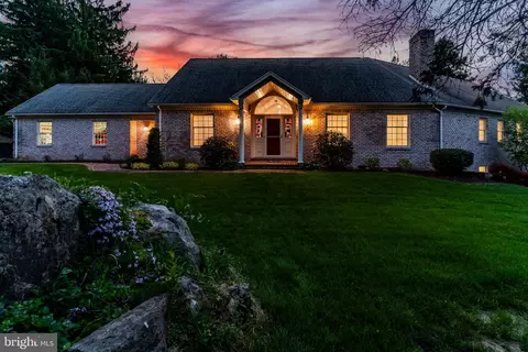 963 Walnut Ln, Carlisle, PA 17013